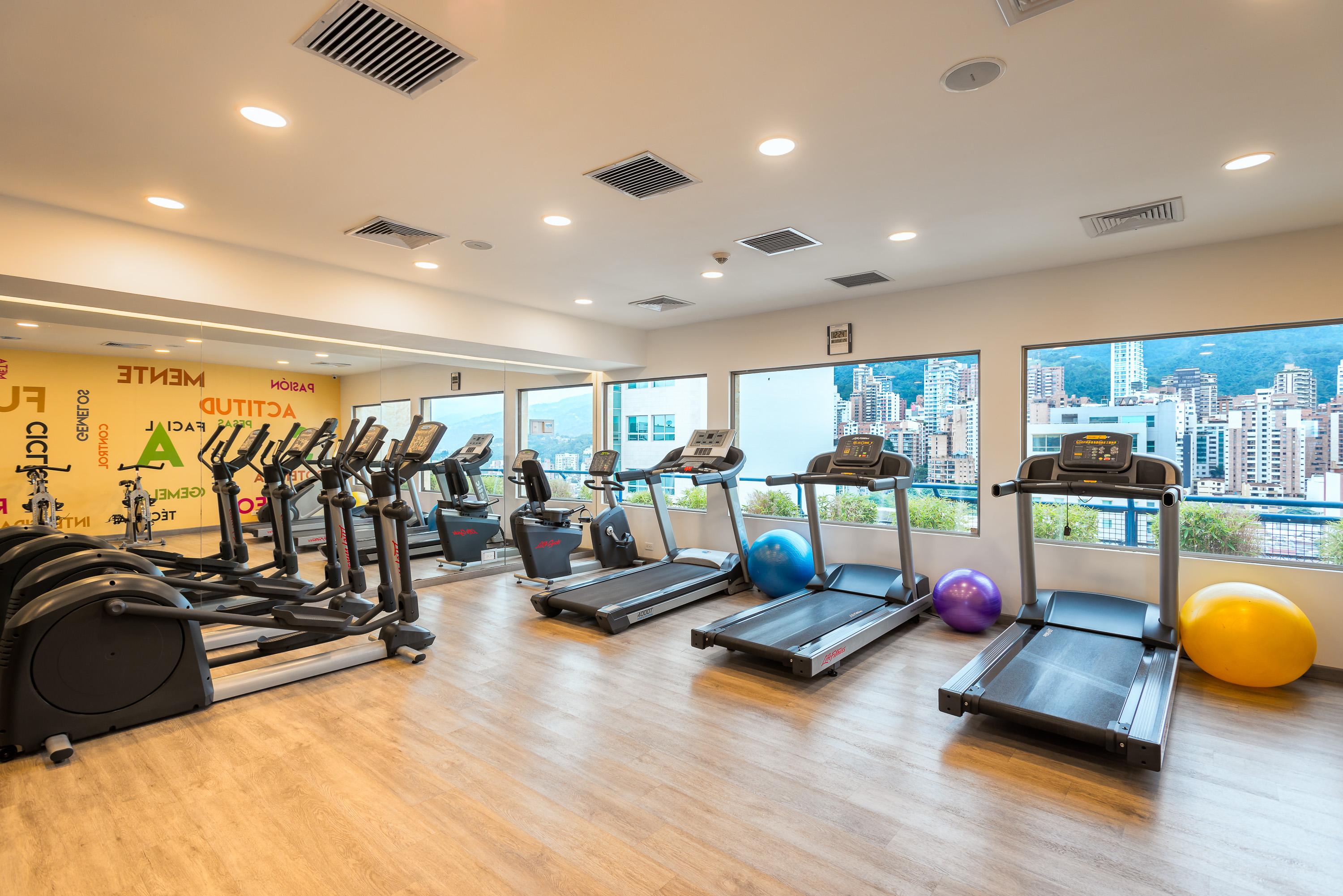 Hotel Dann Carlton 부카라망가 외부 사진 The gym at the hotel