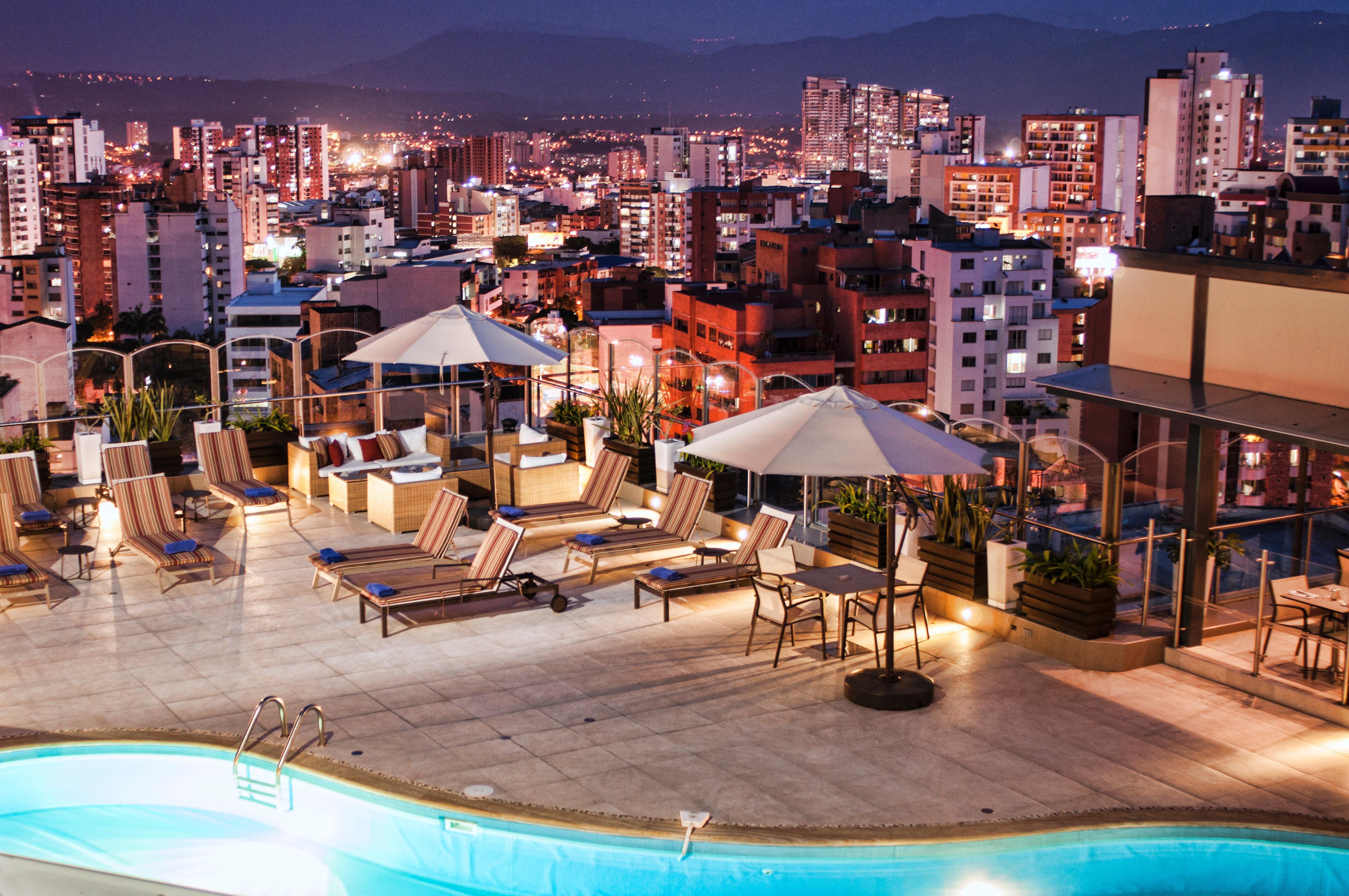 Hotel Dann Carlton 부카라망가 외부 사진 View from the hotel's rooftop pool