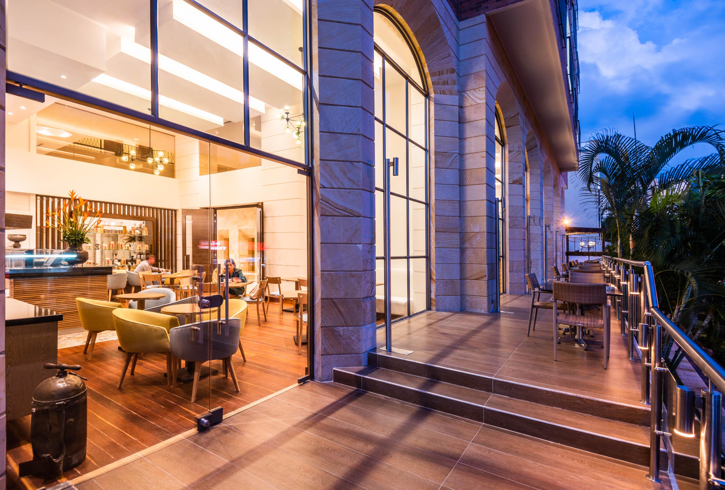 Hotel Dann Carlton 부카라망가 외부 사진 The Terrace