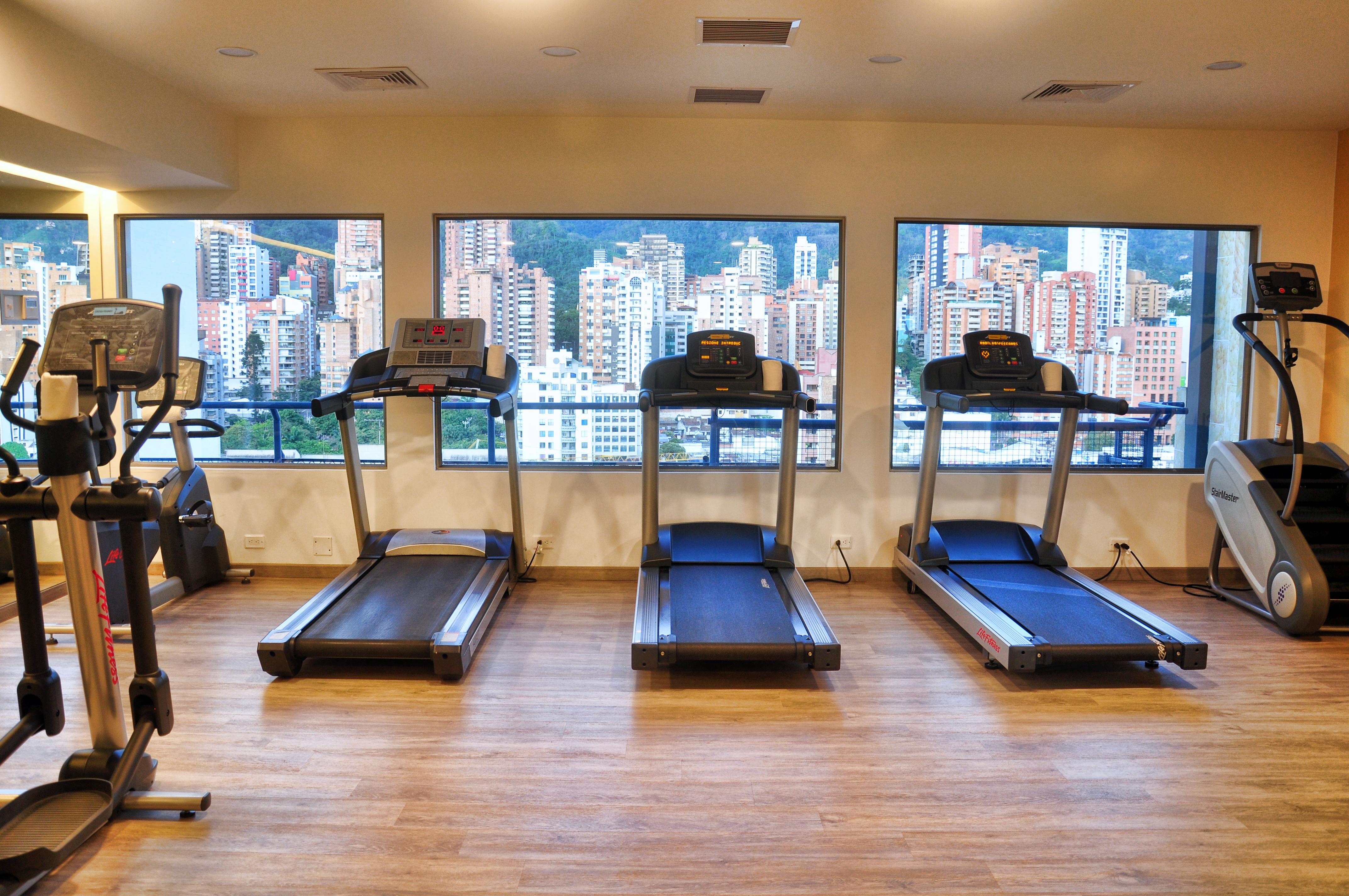 Hotel Dann Carlton 부카라망가 외부 사진 Treadmills in a gym