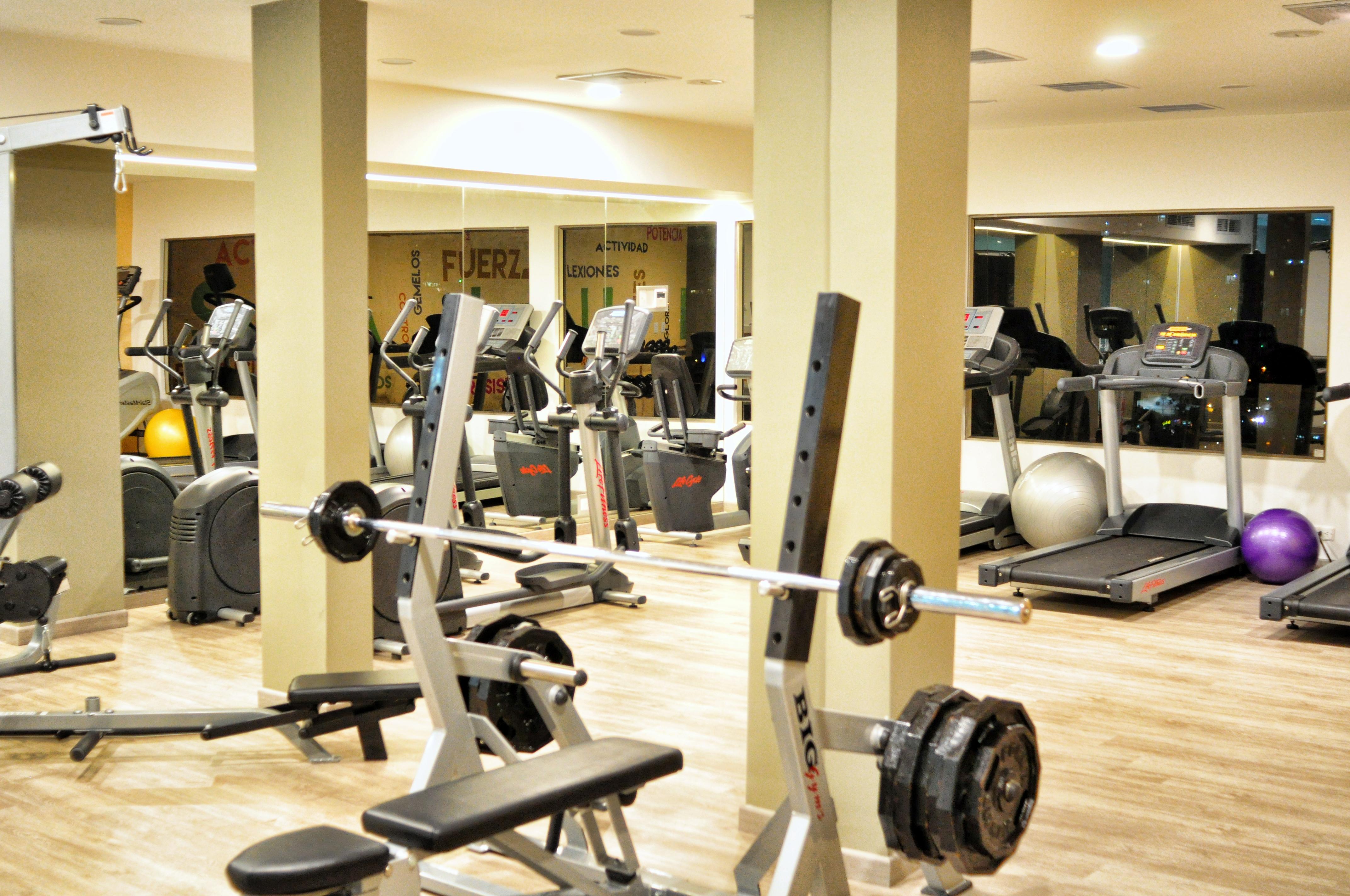 Hotel Dann Carlton 부카라망가 외부 사진 The gym at the hotel