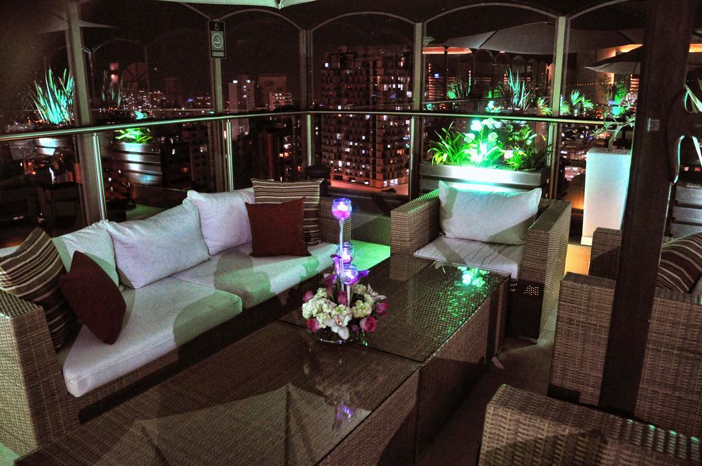 Hotel Dann Carlton 부카라망가 외부 사진 The Sky Bar