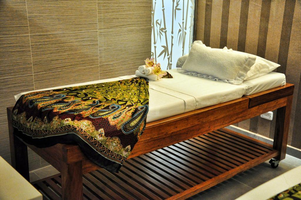 Hotel Dann Carlton 부카라망가 외부 사진 A massage table