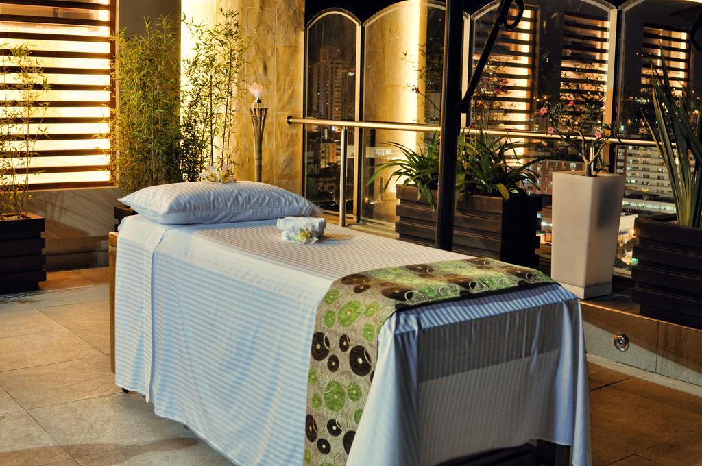 Hotel Dann Carlton 부카라망가 외부 사진 Massage table