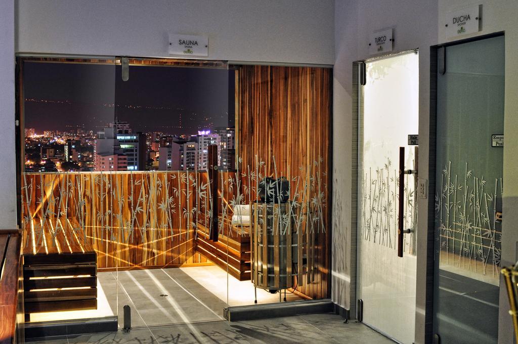 Hotel Dann Carlton 부카라망가 외부 사진 A sliding door