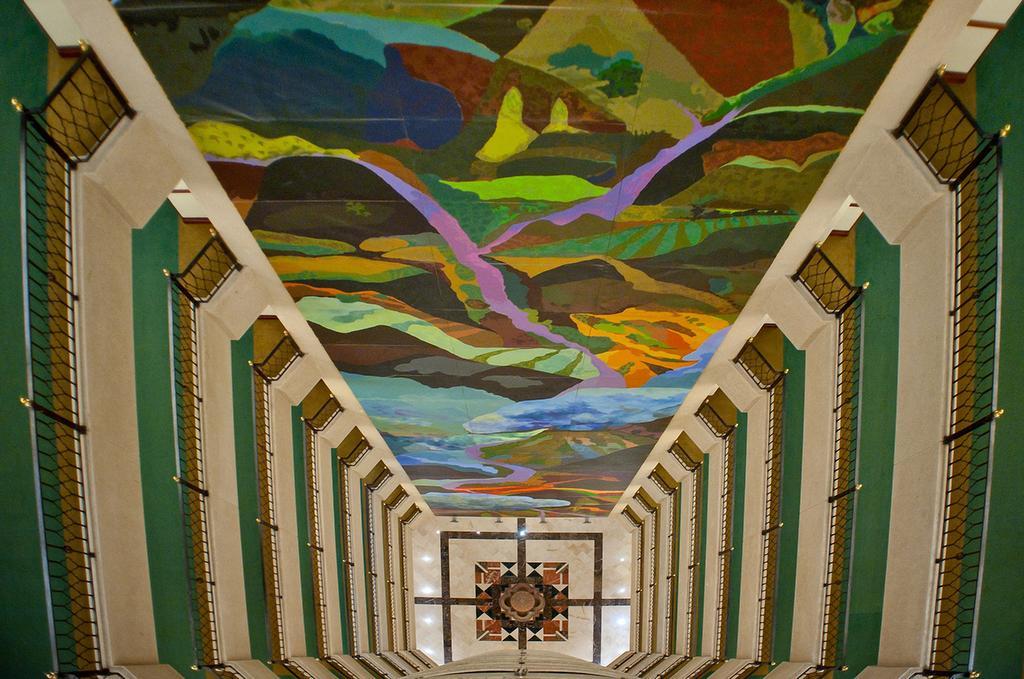 Hotel Dann Carlton 부카라망가 외부 사진 The ceiling of the staircase